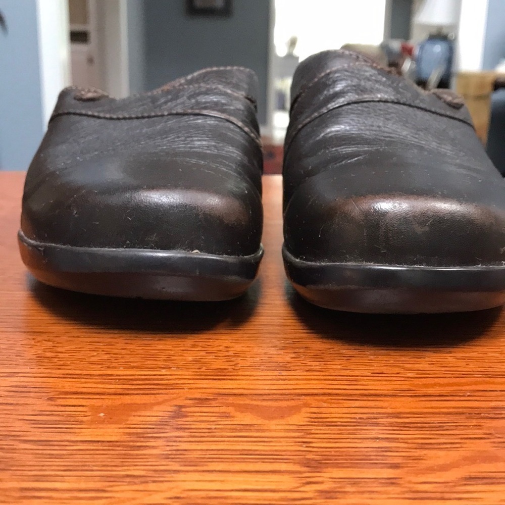 aravon leather mules or clogs, comfortable, some wear at toes - Picture 2 of 7